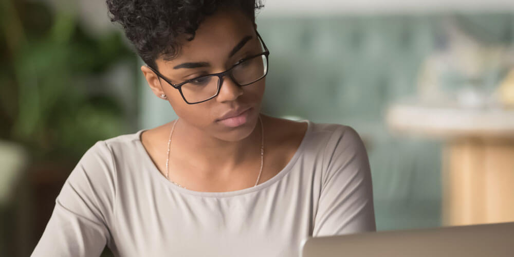 Junge Frau bearbeitet den Berufstest